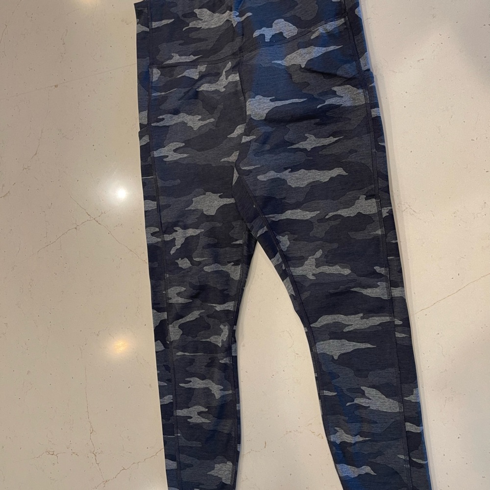 Athleta Ultimate stash pocket camo 7/8 tight